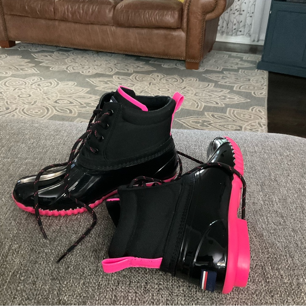 Tommy Hilfiger size 8 pink and black duck boots